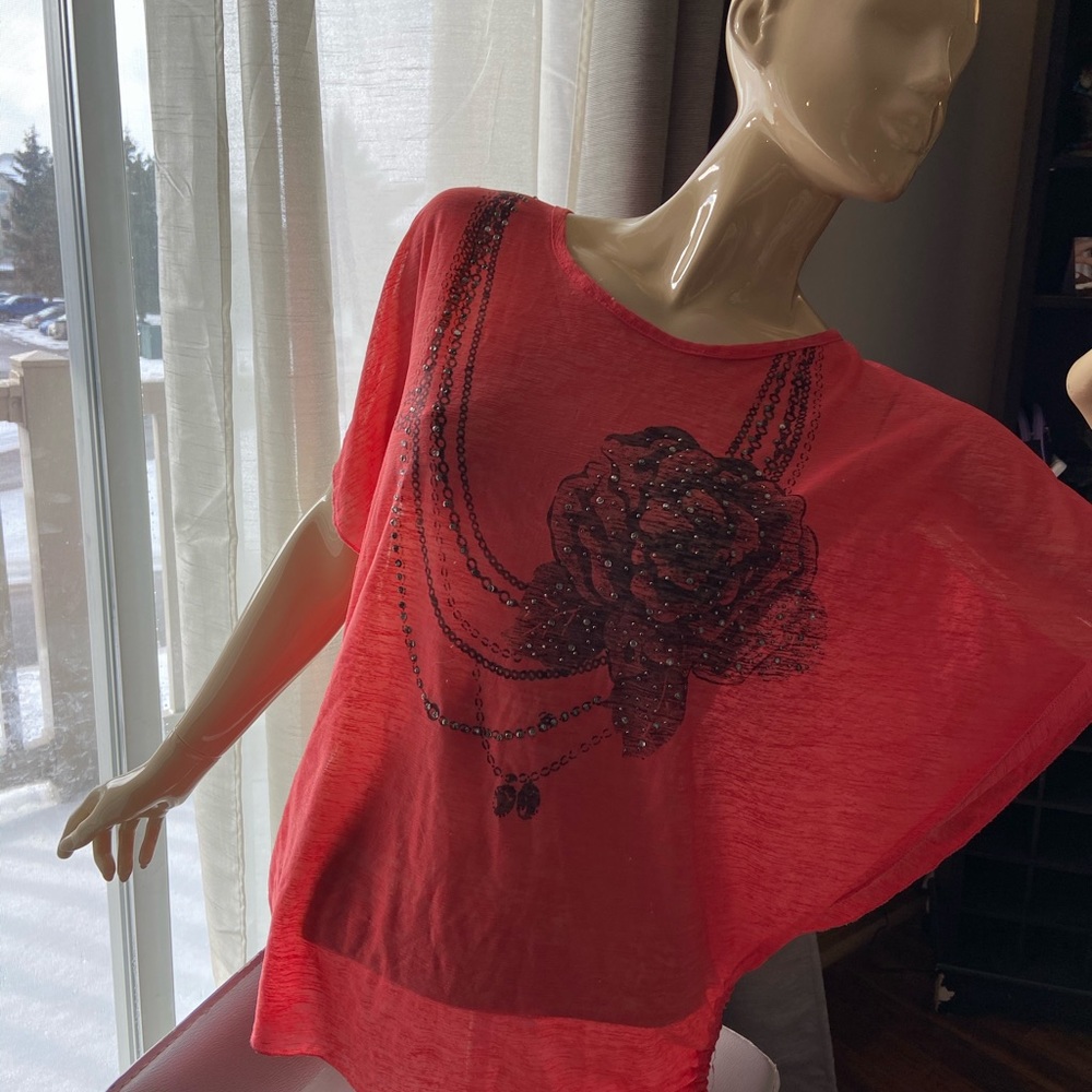 Dino Flowing sleeve cute Coral pink top. Size large. Black rose print.